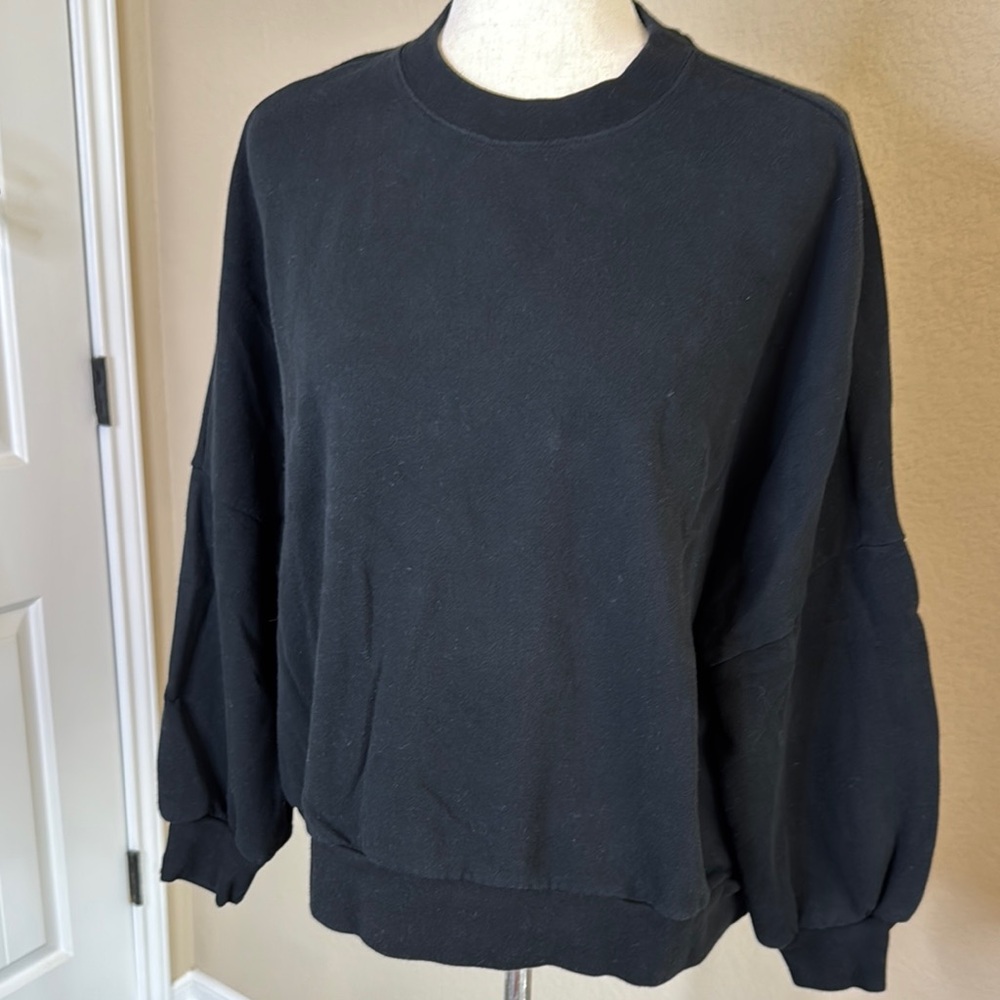 Black GAP sweatshirt